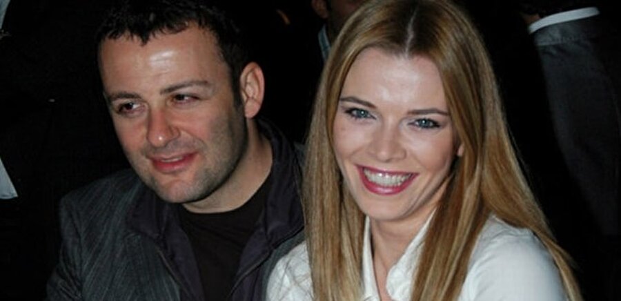 Cinsiyetini de öğrenmişlerdi!
Ünlü oyuncu, hamileliğin ilk günlerinde müjdeli haberi yalnızca yakın dostlarıyla paylaşmıştı. Geçtiğimiz günlerde nikah masasına oturan Ali Suna ve Nazlı Kurbanzade’nin düğününde basına mutluluk pozları veren Kütük'ün belirginleşen karnı da objektiflere yansımıştı.