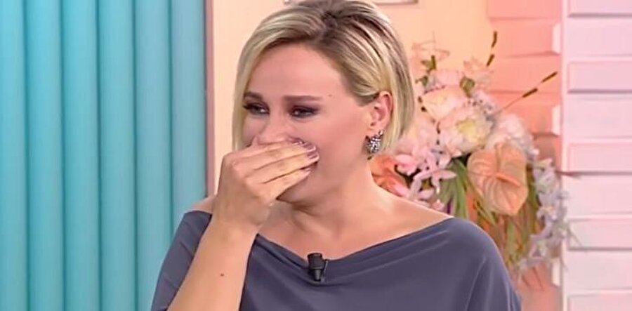 "Düğün günü akrabamızın gelinliğini parçaladık"
Nur Viral'in sunduğu programa bağlanan kadın izleyicinin "Düğün günü akrabamızın gelinliğini parçaladık" şeklindeki itirafı stüdyo konuklarını ve ekran başındakileri şaşkına uğrattı.