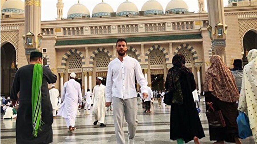 'Tarif etmem mümkün değil'
Kabe'yi gördüğü anda gözyaşlarını tutamayan Akçıl, oradaki maneviyatın kendisini çok etkilediğini dile getirdi. Şarkıcı, kutsal topraklarda Peygamber Efendimiz Hz. Muhammed'in kabrini ziyaret ettiği anda yaşadıklarının tarifsiz olduğunu şu sözlerle dile getirdi: "Kabe'yi tavaf ettiğim anlarda Yaradan'a ruhen yaklaştığımı hissettim. O anı tarif etmem mümkün değil. İnşallah Allah'ım nasip ederse Hac vazifemi de yerine getirmeyi çok istiyorum. Özellikle sabah ezanını dinleyip ibadetimi yaptıktan sonra ellerimi Yaradan'a açarak 'Beni, ailemi, eşimi dostumu bağışla, günahlarmızı affet. Güzel ülkemi, vatanımı her türlü iç ve dış düşmana karşı koru. Mehmetçiğimizi, ordumuzu gireceği her mücadelede muzaffer eyle' diyerek dua ettim. Bu anlar benim için çok özeldi."