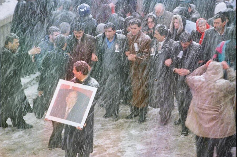 80 yaşında vefat eden ‘Başbuğ’ Alparslan Türkeş, yaşamını milliyetçilik ülküsüne adadı. Başbuğ’un ölümü, Türkiye'de ve Türk dünyasında büyük üzüntü yarattı.
Alparslan Türkeş için 8 Nisan 1997 Salı günü düzenlenen cenaze törenine yüzbinlerce kişi katıldı.
Alparslan Türkeş'in cenazesi Beşevler'deki anıt mezara defnedildi.Granit mermerden hazırlanan mezar taşında Türkeş'in doğum tarihi 1917 olarak yazılırken, ölüm tarihi ise boş bırakıldı.