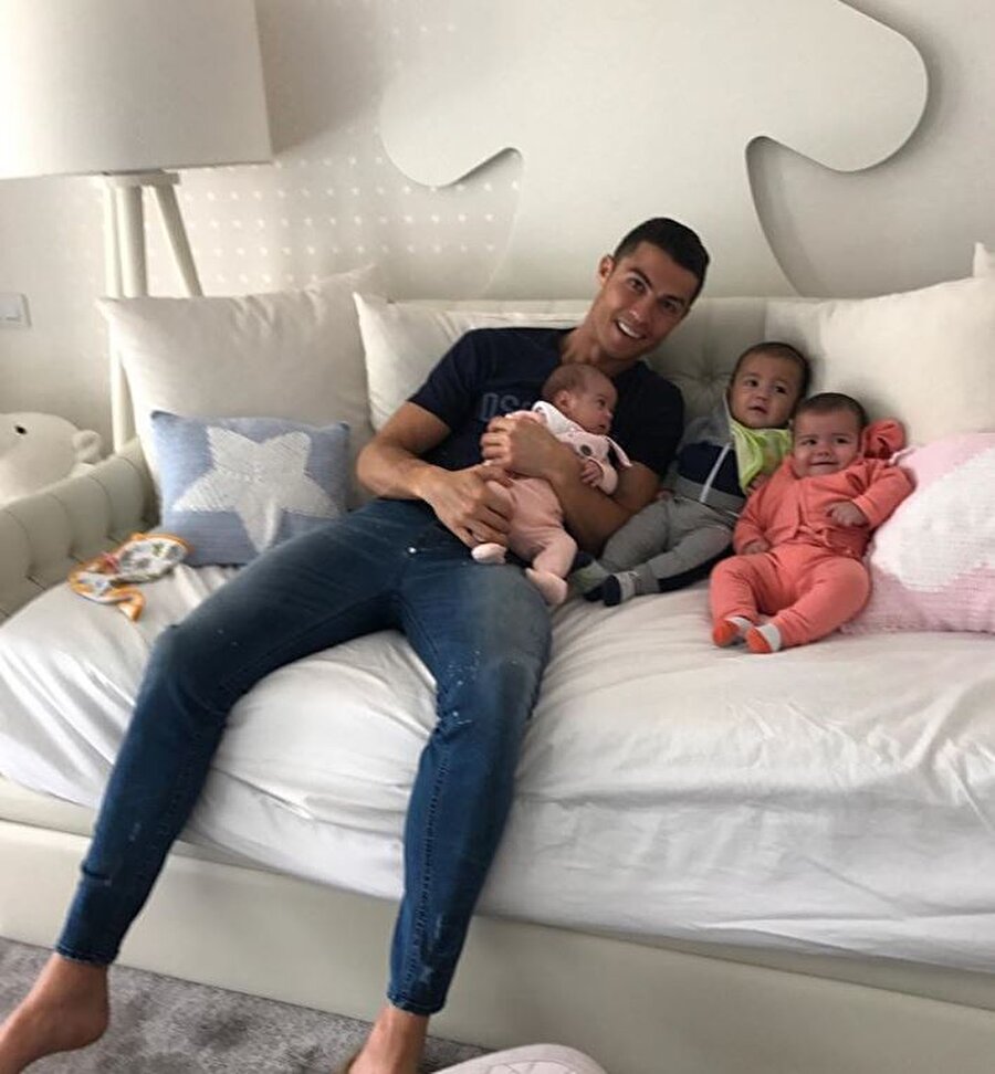 Çocuklarına çok düşkün

                                    
                                    Geçtiğimiz yıla kadar tek bir çocuğu olan Ronaldo’nun şu anda 4 evladı bulunuyor. Taşıyıcı anne vasıtasıyla ikizlerine kavuşan Ronaldo’nun hayat arkadaşı ise geçtiğimiz aylarda dünyaya bir kız bebek getirdi. Ronaldo evlatlarına son derece bağlı bir baba… Ronaldo, idmanlar ve yoğun maç temposundan fırsat bulduğu her anı çocuklarına ayırıyor.
                                
                                