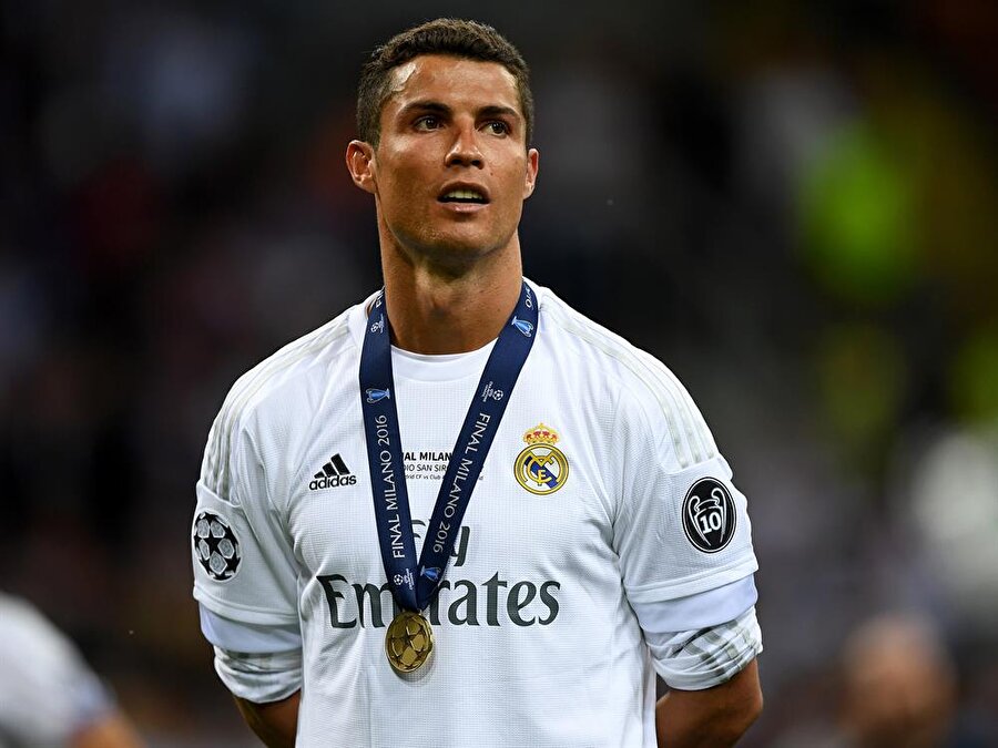 En sevdiği oyun

                                    
                                    Ronaldo’nun içindeki çocuk halen ‘Ben buradayım’ diyor. Ronaldo futbolun yanı sıra çocukluğundan bu yana başka bir top oyunu da oynuyor. Yanına bir çuval dolusu topu alan Ronaldo, karşısında duran küçük vazoya topları sokmaya çalışıyor. Portekizli futbolcuya bu oyununda kimi zaman çocukları kimi zaman da hayat arkadaşı eşlik ediyor.
                                
                                