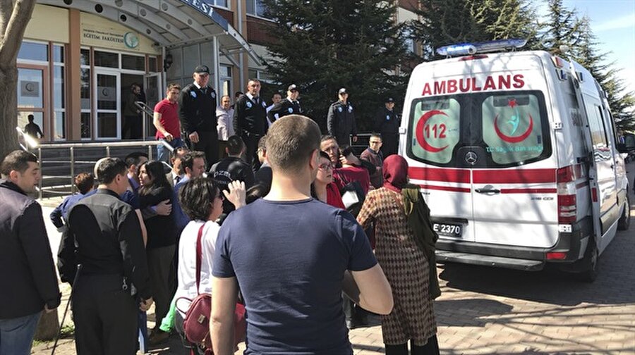 Eskişehir Osmangazi Üniversitesi'nde silahlı saldırı: 4 öğretim üyesi öldürüldü
Volkan Bayar isimli araştırma görevlisinin düzenlediği silahlı saldırıda 4 kişi hayatını kaybetti. Eskişehir Osmangazi Üniversitesi Eğitim Fakültesi'nde gerçekleşen saldırıda Dekan Yardımcısı Mikail Yalçın, Fakülte Sekreteri Fatih Özmutlu, araştırma görevlisi Yasir Armağan ile öğretim üyesi Yard. Doç. Dr. Serdar Çağlak hayatını kaybetti.