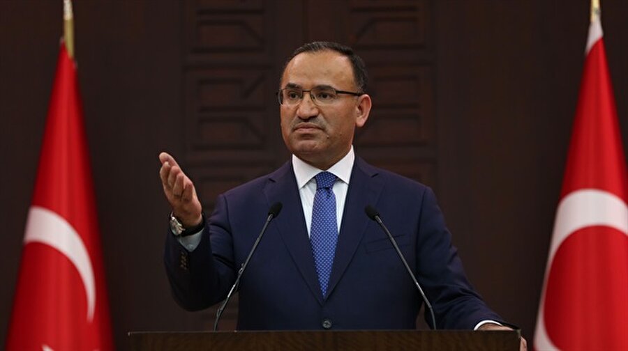 Hükümet Sözcüsü Bozdağ'dan OHAL açıklaması
Başbakan Yardımcısı ve Hükümet Sözcüsü Bekir Bozdağ OHAL uzayacak mı sorusuna, "Türkiye terörle etkin bir mücadele yapıyor. Suriye'de harekatlar, İdlib'de gerginliği azaltma bölgeleri devam ediyor. Öte yandan FETÖ ile PKK ile yurt içinde mücadele devam ediyor. Etkin ve kararlı şekilde sürmesi gerekmektedir. OHAL'in uzama ihtiyacı ortadadır. Bakanlar Kurulu kararına dönüştürülür TBMM de kabul ederse OHAL yeniden uzatılabilir." dedi.