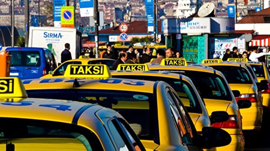 Beklenen hamle geldi: Uber'e rakip @Taksi uygulaması yayınlandı
Birleşik Taksi Şoförleri Derneği'nin desteklediği @Taksi uygulaması sayesinde Uber'de olduğu gibi çevredeki en yakın taksileri görüp mesafeye bağlı fiyat bilgisi alınabiliyor.Uber şoförleri ve taksiciler arasındaki rekabet devam ederken, yeni bir hizmet daha aktif edildi: @Taksi. Birleşik Taksi Şoförleri Derneği'nin desteklediği bu proje, temelde akıllı telefonlar aracılığıyla 7 gün 24 saat uygulama vasıtasıyla taksiçağırmayı sağlıyor.