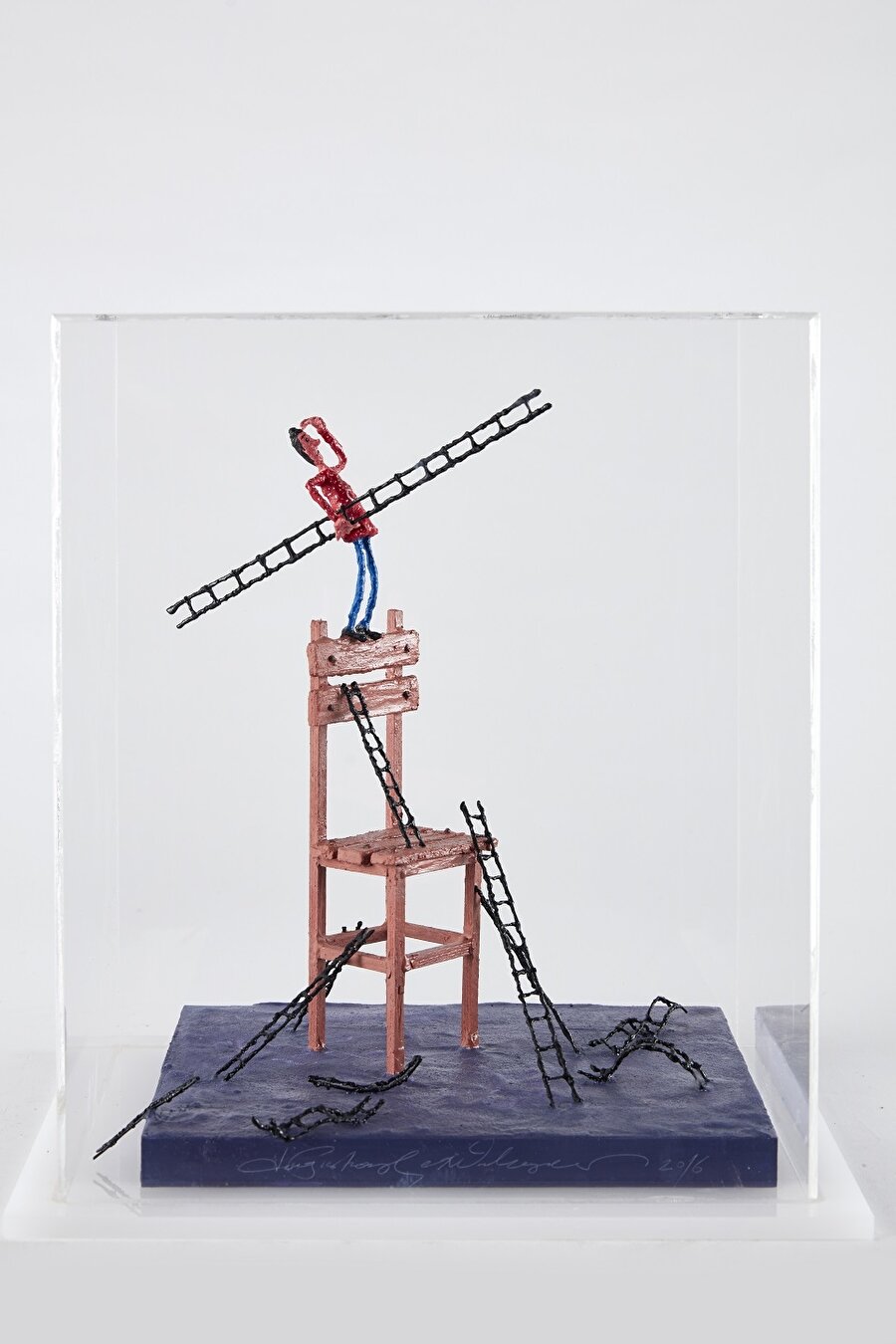 Mekandan taşanlar
Bir de şöyle tanımlayalım: İçi içine sığmadığı için kendi beden ve ruh coğrafyasından dışarı taşan kişiye sanatkâr, taşan o şeye ise sanat denir. Yunus Emre’nin “ya ben öleyim mi söylemeyince”si de bu kalemdendir. Sanatın kendisinin de tanımlı olduğu alana sığmadığı, “bunun burada ne işi var” dedirtecek yerlere sıçradığı olur bazen. Bu sıçrayışların oluşturduğu ve insanı, baktıkça “aslında yakışmış” ya da “neden olmasın” çizgisine getiren alışılmadık güzellikler hem sanata hem sanatçıya hem de gören gözlere nefeslenecek başka sahalar açar. İçi içine sığmayan sanatkârların, mekâna sığmayan eserleri Yeditepe Bienali’nde.
Bu Temada Yer Alan Sanatçılar: Ali Emre Kaymak, Aysel Ergül, Berrin Çakin Güç, Betül Bilgin, Beyza Akıncı Kaplan, Dağıstan Çetinkaya, Emre ve Alperen Akpolat, Ertuğrul Çakır, Fatma Zeynep Çilek, Gülnihal Küpeli, Hatice Ünal, Hikmet Barutçugil, Hilal Arpacıoğlu, Mehlika Hilal Kırca, Murat Gür, Muhammed Türk, Mustafa Cemil Efe, Mustafa Yılmaz, Muzaffer Malkoç, Nasuhi Hasan Çolpan, Ömer Faruk Dere, Özden Aydın, Selma Keleş Şahin, Serap Bostancı Tulluk, Tonguç Yaşar, Türk Kültürüne Hizmet Vakfı, Yılmaz Eneş, Zafer Baştak, Zehra Karakoç.