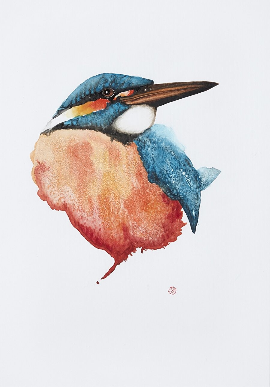 Kuş misali
İnsanın en çok öykündüğü, yerinde olmak istediği canlılardan: kuş. Kanadını kıskanırız, dillerini öğrenmenin yollarını ararız, kim ne der diye düşünmeden kuşlarla konuşuruz. Kendi kendine bir konuşma da değildir bu, karşılık alırız. Kuşları işe koşarız, sevgili diyarına selâm söylemeye yahut teleğinde sakladığı sırrı sahibine ulaştırmaya gönderir sonra da sorarız “turnam kimden aldın sen bu avazı”. Yaşarken onlara köşkler yapar, öldüğümüzde su içsinler diye mezarımızda onlara da yer açarız.
Kaf Dağı’nın ardında saklanan Anka da odur, gül dalında bağrını kanatan bülbül de, yanıp kül olan ve küllerinden yeniden doğan Kaknüs de, asla yere konmayan Hüma da ve tufandan sonra dünyada hâlâ hayat olduğunu ağzında bir “zeytin dalı” ile muştulayan da odur.
İnsanın ve insanlığın dertlerine, dermanlarına, rüyalarına hâsılı insan başına gelen her şeye kuştan bir bakışla bakan bu çağın sanatçıları “insanoğlu kuş misali” diyerek Yeditepe Bienali’nde insan hallerini kuşdili ile anlatacaklar.
Bu Temada Yer Alan Sanatçılar: Ali Ahmet Çoktan, Asgar Moradi ve Zeynap Rahnama, Atilla Çakır, Ayşenur Kadakçı Velioğlu, Ayten Pelit, Bahar Yalçın, Güngör İblikçi, Hasan Ertuğrul, Hikmet Barutçugil, Hülya Yaatası, Özlem Özer Tuğal, Reza Hemmatirat, Şehnaz Biçer Özcan, Şeyma Yeniçeri, Yeşim Yıldız Kalaycıoğlu, Yonca Sanat Grubu.