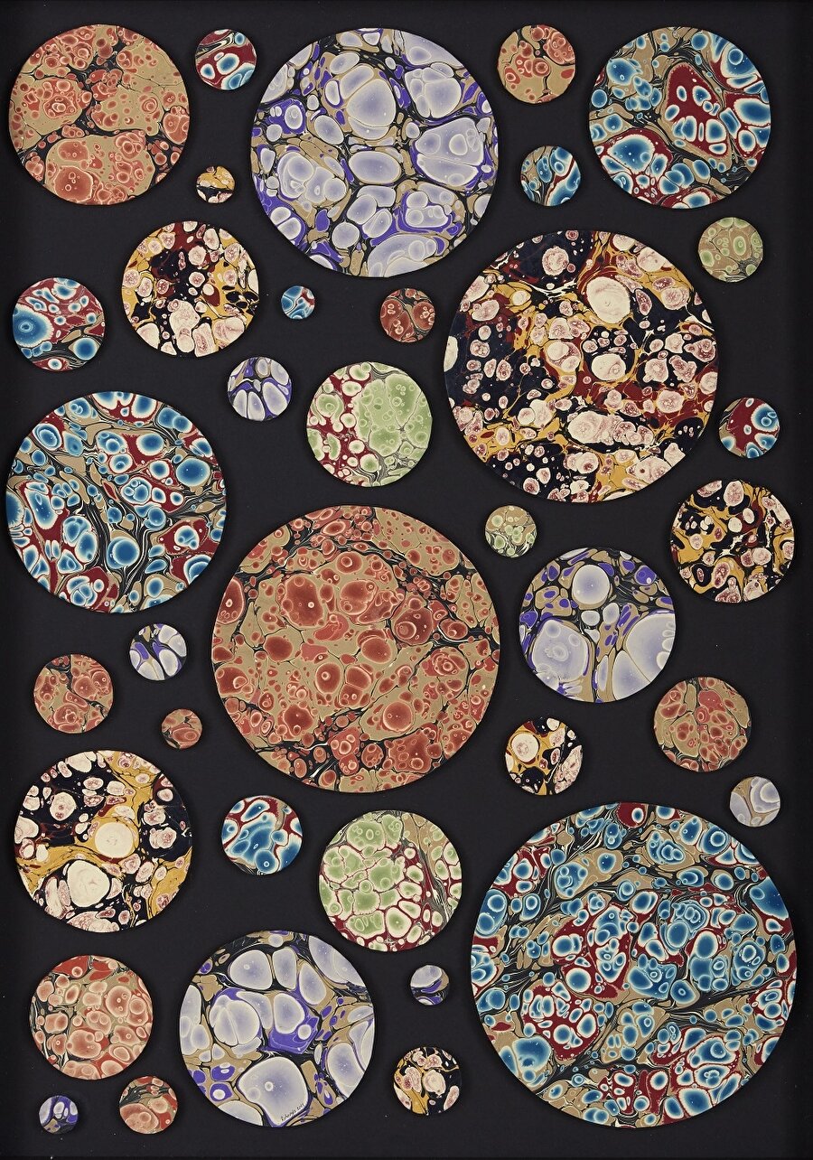 Karma Sergiler
Merhum Süheyl Ünver’in “ince sanat dünyamızda çok ileri mertebeye vararak Türk süslemesinde rönesansımızı gerçekleştirdi” dediği Cahide Keskiner diyor ki “Her eser sanat, her eser yapan sanatkâr değildir. Özveri olmadan, kendini vermeden sanat eseri ortaya çıkmaz. Sanatkâr edebe, adaba uymalıdır. İnsan ne kadar eser üretirse üretsin, ne kadar faaliyet yaparsa yapsın, eğer bir ‘hiç’ olduğunu anlamadıysa her şey boşa gitmiş demektir.” Gelenekli sanatlarımızın bu çağın sanatkârları elinde aldığı renklerin hemen hepsini bir arada görebileceğiniz, göz göze geldiğiniz her eserle sanat nedir, sanatçı kimdir sorularını zihninizde bir daha döndürebileceğiniz bir karma sergiler, Yeditepe Bienali’nde.
Karma Sergide Yer Alan Sanatçılar: Abdul Vahap, Yasemin Ergün- Kevser İbrahimoğlu, Ayşe Nurgül Kabasakal-Songül Sümen Ak, Betül Coşkun, Büşra Akan, Erol Kılıç, Esen Akgöl, Esra Eşin, Fatma Betül Acun, Figen Tekiner, Gül Tezbora, Gülten Kosova, Hacı Meryem Kiola, Hatice Ünal, Hüdayin Sav, Kamuran İşcan, Leyla Varol, Mehdi Naghavi, Meryem Şahin, Safigül Bengü Olgun-Zeynep Önen, Semra Ata, Tuba Ruhengiz Azaklı, Veysel Kucuras, Yasemin Taş, Zeliha İyilik, Zeynep Bato, Zeynep Bostan, Zeynep Elçi, Zeynep Işık Çetinkaya.
Karma Çini Sergisinde Yer Alan Sanatçılar: Adilcan Güven-Cem Güven, Emel Gemici, Ersin Fethi Öçal, Gülen Kesova, Gülfer Akgönül, Güvenç Güven, İbrahim Kuşlu, Kifayet Özkul, Mehmet Gürsoy, Melike Haliloğlu, Nur Avlupınar, Özkan Tokaç, Rauf Sadi Güven, Ryuko Kito, Salih Sarıçam, Selma Keleş Şahin, Tenzile Özgün, Timur Bilir, Ümmühan Çelikkaya, Yumiko Kubota.