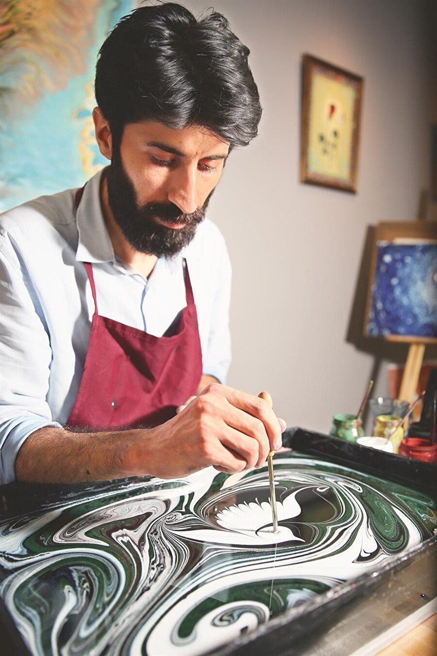 Canlı performanslar
Bizi etkileyen bir sanat eseri gördüğümüzde bazen sesli şekilde bazen de içimizden kendi kendimize sorarız: “Bunu nasıl yapmış acaba”. Yeditepe Bienali içinde yer alan canlı performanslar bu sorunun cevabını gözlerinizle görebilmek için iyi bir fırsat. Sanatkârların atölye ortamlarını halka açık sergi alanlarına taşıyarak eseri yapan ile nasıl yapıldığını merak edenin tanışabileceği ve bir eserin oluşumuna canlı olarak tanıklık edebileceği güzel bir buluşma sağlayan bu programlar, Yeditepe Bienali’nin en “canlı” bölümlerinden.
Yer Alan Sanatçılar: Garip Ay, İlhami Atalay, Leyla Kara, Reza Hemmatirat