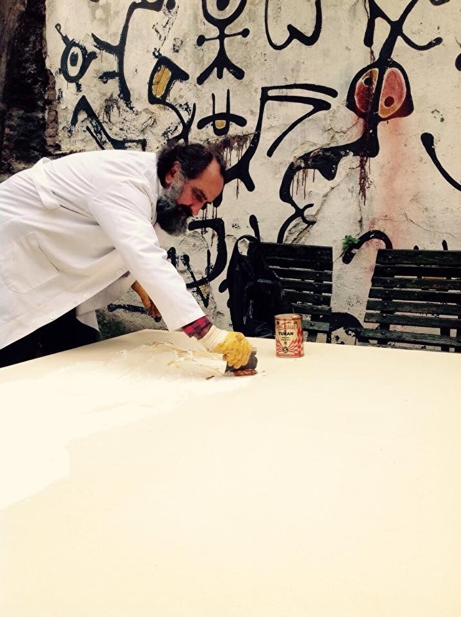 Atölye çalışması
Sanatın lezzetini tatma anlamında tesiri yüksek bir etkileşim biçimi olan atölye çalışmalarıyla sanatı uzaktan seyreden ve belki de kendisinin asla yapamayacağını düşünen insanlar, sanatla hemhâl olma şansını yakalıyor. Ustaların rehberliğinde yapılacak çalışmalar sanatçıyla sanatseveri atölye ortamında bir araya getirerek birlikte sanat icra etme zevkini sunuyor.
Yer Alan Sanatçılar: Ayten Tiryaki, Esra Eşin, Güvenç Güven, Özlem Özer Tuğal, Serap Ekizler Sönmez, Yasemin Arıman