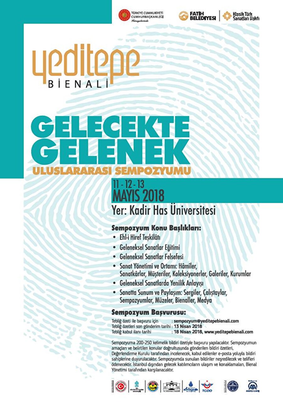 Sempozyum
Bir tür laboratuvar ortamı oluşturarak klasik sanatlardaki biçim ve biçem farklılıklarının gözlendiği Yeditepe Bienali’nin amaçlarından biri de geleneğin geleceğe taşınması, bunun nasıl-ne şekilde yapılacağı ve geleneğe eklemlenecek yeniliklerin olup olamayacağına dair fikir alışverişi yapılmasıdır. Yeditepe Bienali kapsamında düzenlenen “Gelecekte Gelenek” başlıklı sempozyum, gelenekli sanatlara dair sorulan ama cevaplanamayan ya da hiç sorulamayan soruları sormak, meseleler üzerine farklı fikirleri masaya yatırmak açısından önemli bir adım.
Sempozyum, dünden bugüne, bugünden de yarına taşınacak olan sanat birikimimizin geleceğine dair meselelerin konuşulduğu bir alan oluşturuyor. “nereden nereye” sorusunu merkeze alan sempozyum, duayen isimlerin katkılarıyla birçok oturuma ev sahipliği yaparak hem geleneği hem de geleceği kuşatmak istiyor.
