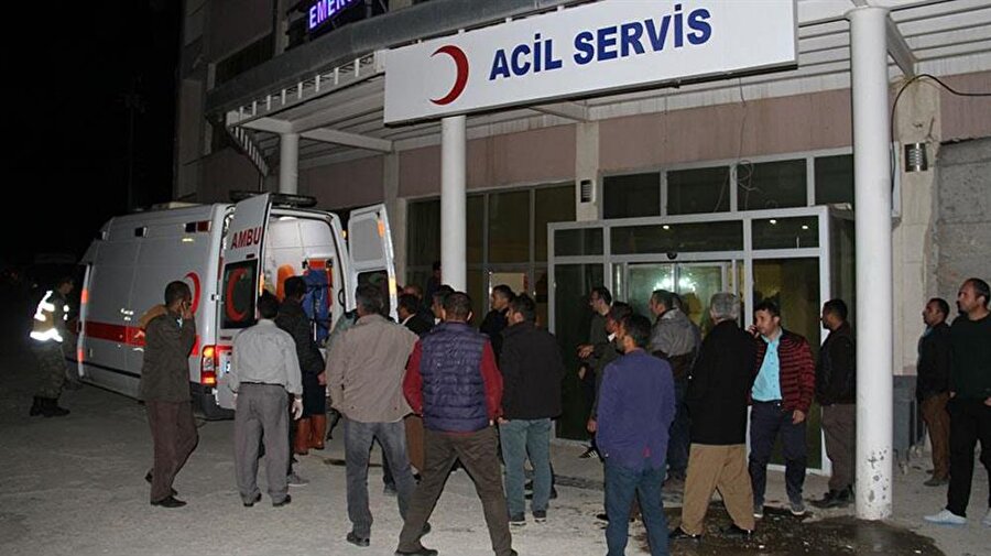 Hakkari'de askeri araç devrildi.