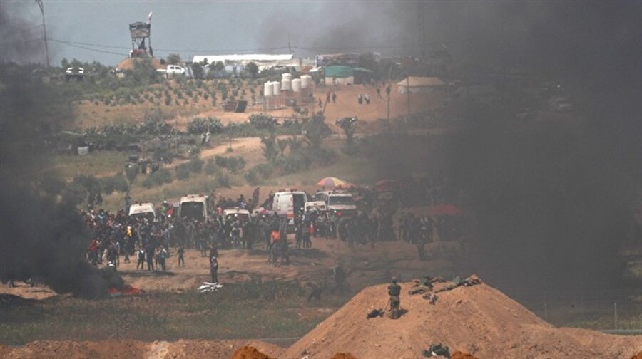 Gazze'de sivillere saldırı: 2 şehit

                                    İsrail askerlerinin abluka altındaki Gazze sınırında barışçıl gösterilerini sürdüren Filistinlilere ateş açması sonucu 2 kişinin şehit olduğu, çok sayıda göstericinin yaralandığı açıklandı.
                                