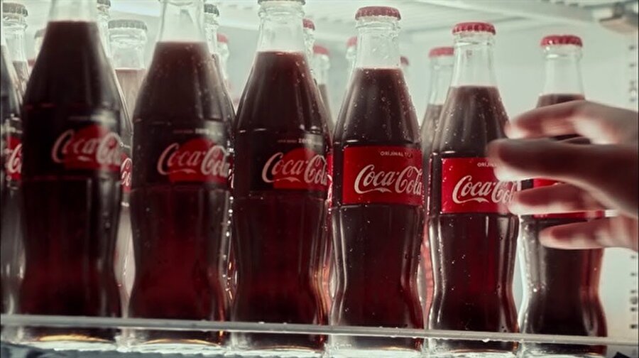Coca - Cola Türkiye'de iki kat şeker kullanıyor: İngiltere'de 5 Türkiye'de 10

                                    İngiltere'de meşrubatların içerdiği şeker miktarına göre içecek üreticilerinden vergi alınması uygulaması 6 Nisan Cuma günü başlayacak.İngiliz kamuoyunda ‘şeker vergisi' olarak adlandırılan yasa, 100 mililitre meşrubatın içerdiği şekerin 5 gramı aşması halinde, litre başına 18 peni vergi alınmasını öngörüyor.100 mililitre meşrubatta kullanılan şeker miktarının 8 gramı aşması halinde ise litre başına 24 peni vergi alınacak.
İngiliz hükümeti şeker vergisi kararını 2016 yılının Mart ayında almış, ancak üreticilere gereken değişikliğin yapılması için iki yıl süre tanımıştı. Şeker vergisi, meşrubatlardaki şeker miktarının azaltılmasını, böylelikle şişmanlık ve obezite ile mücadele edilmesini hedefliyor.
                                