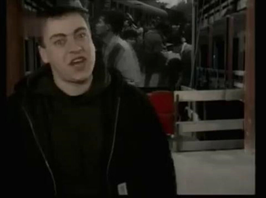 Kerim Yüzer
1991 yılında Alpertunga Köksal (Alper Ağa) ile birlikte Karakan'ı kurdu. Fakat Kabus Kerim'in tarzı daha farklı olduğu için Karakan'dan ayrıldı ve Big Porno Ahmet, DJ Pasa ve Servet Alaca ile SES grubunu kurdu. SES gurubunun en tanınmış şarkısı "Evdeki Ses" idi. Birçok HipHop Jamlerine gidip sahne aldılar. Bu yaklaşık 1 yıl sürdü. 1993 yılında Kabus Kerim ve Big Porno Ahmet, Karakan'a katılıp Alper Ağa'ya eşlik etti. Albümün promosyon döneminde Alper Ağa'nın müziği bırakma ve okuma isteği nedeniyle Kabus Kerim'de "Al Sana Karakan" albümüne daha fazla emek vermenin bir yararı olmayacağını düşünerek çalışmalarına tek başına devam etme kararı almıştı.