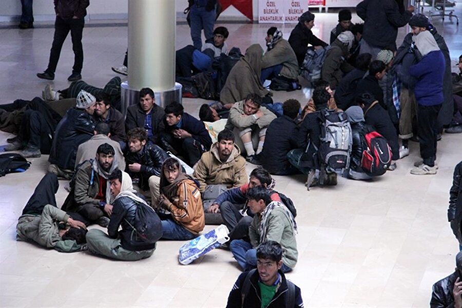 İçişleri Bakanlığı: 591 Afgan sınır dışı edilecek
İçişleri Bakanlığı, Aşkale Geri Gönderme Merkezi’nde sınır dışı işlemleri tamamlanan 591 Afganistan uyruklu göçmenin 07-08 Nisan tarihleri arasında Erzurum’dan Kabil’e düzenlenecek olan charter seferleri ile sınır dışı edileceğini bildirdi.
