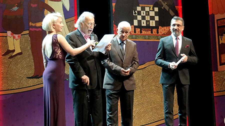 Taner, festival etkinliklerindeki imkanlara işaret ederek, "Öğrencilere tanıdığı imkan ve ayrıcalıklar, İstanbul'un çok farklı köşelerinde film görme imkanına sahip izleyicilere açtığı kapılar, festivali başka bir noktaya oturtuyor. Uluslararası alanda birçok da ünlü konuk var bu sene. İstanbul Film Festivali baharın gelişini kutluyor. Bahar da İstanbul Film Festivali'ne, 'Merhaba, hoş geldin. Daha nicelerine' diyor." ifadelerini kullandı.