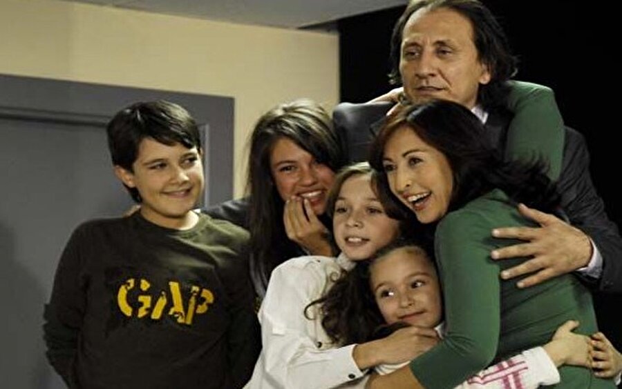 İki oğlunu da kaybetti!
Dizinin yeni bölüm fragmanında iki oğlu da ellerinden kayıp giden Hüsnü Çoban, perişan oluyor.