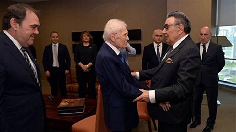 Doğan Medya'da devir teslim gerçekleşti
Doğan Şirketler Grubu Holding (Doğan Holding) Yönetim Kurulu'nun, medya sektöründe faaliyet gösteren şirketlerdeki paylarının, Demirören MedyaYatırımları Ticaret AŞ'ye satışının ardından devir teslim töreni gerçekleştirildi.