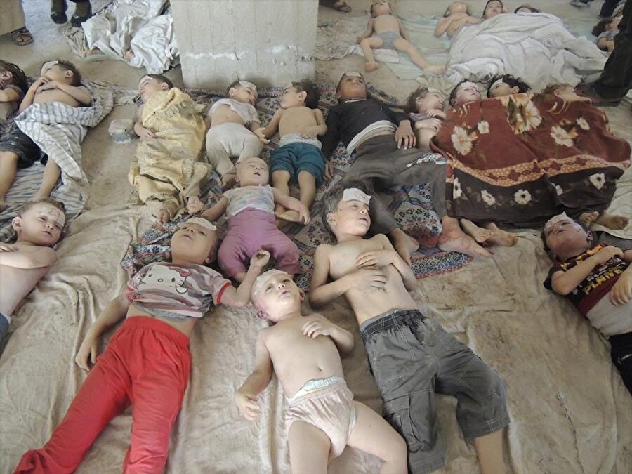 21 Ağustos 2013'de Doğu Guta katliamı
Esed rejimi, 21 Ağustos 2013'te Şam'ın Doğu Guta bölgesinde kimyasal silah kullanmış, bin 400'ün üzerinde sivilin hayatını kaybetmesine, çoğu kadın ve çocuk olmak üzere çok sayıda sivilin de yoğun şekilde etkilenmesine yol açmıştı.
Bunun üzerine ABD'nin daha önce ilan ettiği "kırmızı çizgi" gereğince Suriye'ye müdahale etmesi beklentisi doğmuştu. Ancak Rusya, rejimin tüm kimyasal silah stoğunu imha etmesi teklifini getirerek müdahaleyi engellemişti. Taraflar, 15 Eylül 2013'te anlaşmış, Kimyasal Silahların Yasaklanması Örgütü'nün (KSYÖ) devreye girdiği süreçte imha işlemi başlatılmıştı. Örgüt, işlemin 19 Ağustos 2014'te tamamlandığını duyurmuştu.Ancak, örgütün imha ettiği stok, Esed'in bildirdiği envanterle sınırlı kalmıştı. Rejimin tekrarlayan klor gazı saldırıları, tüm kimyasal silah stoğunu imha etmediğini, bir kısmını gizlemeyi başardığını gözler önüne seriyor.