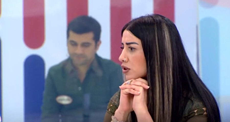 Herkesi şaşkına uğrattı!
Yar, yazısına "Yaparsın Aşkım"a bu hafta Fulya ve Oğuzhan Zorlu isimli bir çift katılacak. Henüz altı aylık evli olan Zorlu çifti, Fulya'nın garip uyuma şekliyle izleyenleri eminim ki çok şaşırtacak. Saç kurutma makinesini yatakta çalıştırarak uyuyabildiğini söyleyen Fulya ve bu nedenle aylardır uykusuz kaldığını söyleyen eşi Oğuzhan'ın yaşadıkları programın sunucusu İlker Ayrık'ı da şoke edecek... Youtube'dan fön makinesi sesi indirip, eşini bununla uyutmayı deneyen ama bir türlü başaramayan Oğuzhan'ın hikayesi çarşamba günü ekranda olacak. Çekimlerde şaşkınlığa uğrayan yapımcı dostlar uyardı, bu trajikomik hikayeyi kaçırmayın derim!'' notunu düştü.