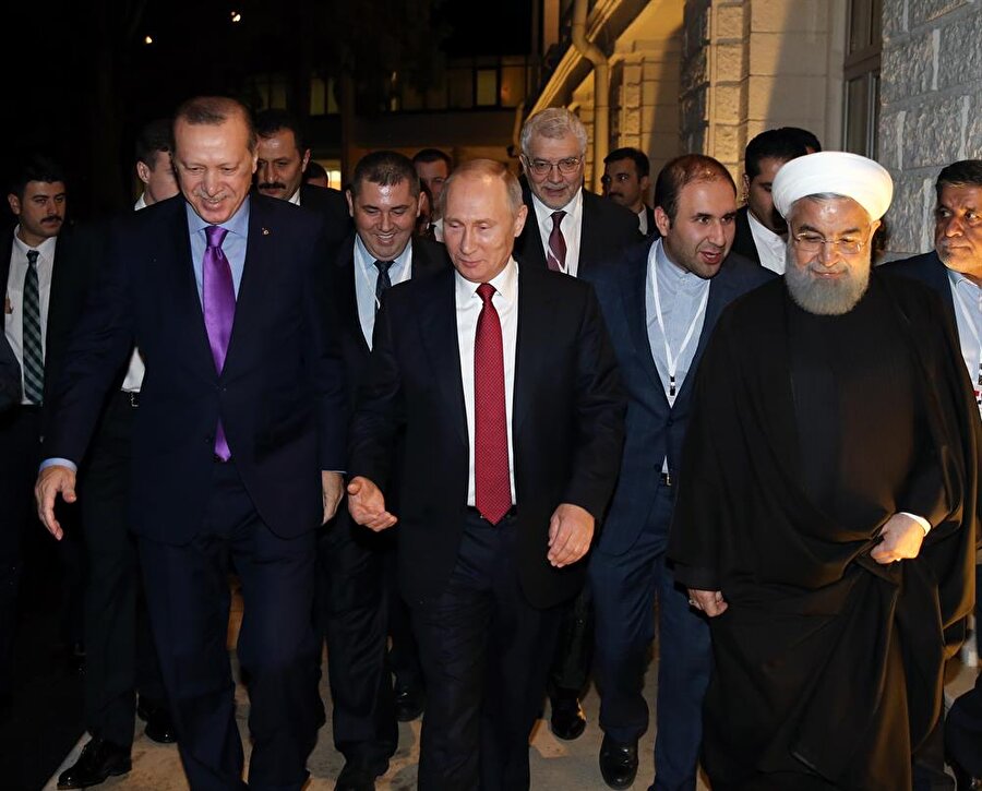 Cenevre görüşmelerinde bir sonuç elde edilememesi üzerine, "Suriye" konulu üçlü zirvenin ilki 22 Kasım 2017'de Cumhurbaşkanı Erdoğan, Rusya Devlet Başkanı Putin ve İran Cumhurbaşkanı Ruhani'nin katılımıyla Soçi'de yapılmıştı.

