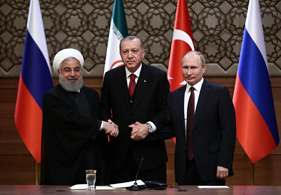 Türkiye, İran ve Rusya'nın garantörlüğünde başlayan Astana görüşmelerinin üzerinden henüz bir yıl geçmemesine rağmen önemli adımlar atıldığını kaydeden Ruhani, "Üç ülkenin de Suriye’nin toprak bütünlüğü, bağımsızlığı ve birliği konusunda aynı fikirde olduğunu, Suriye’de barış ve istikrarın sağlanması için yakın bir işbirliği içinde olduğunu görmekten memnuniyet duyuyoruz." demişti.
