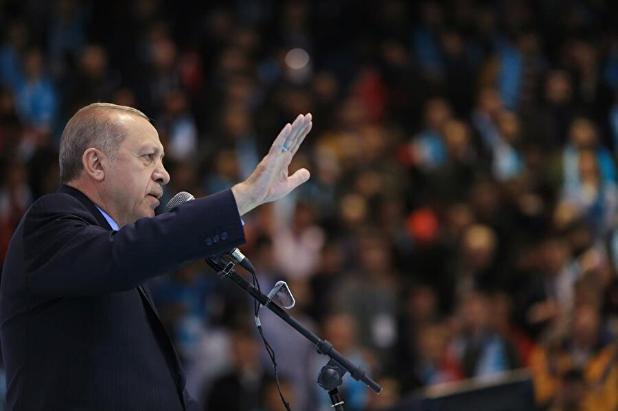 Cumhurbaşkanı Erdoğan: Afrin'i kime teslim edeceğimizi biz iyi biliriz

                                    
                                    Cumhurbaşkanı Erdoğan, Rusya Dışişleri Bakanı Sergey Lavrov'un Afrin'in Suriye rejimine verilmesini beklediklerine ilişkin açıklaması hakkında, "Bu yaklaşım çok yanlış. Biz Afrin'i kime geri vereceğimizi çok iyi biliyoruz." dedi.
                                
                                