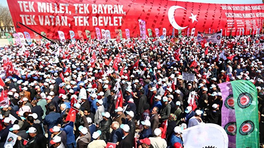 İstanbul'da 1 Mayıs'ın adresi belli oldu

                                    
                                    DİSK Genel Başkanı Kani Beko, 1 Mayıs meydanlarında milyonların buluşacağını belirterek, "Bu görkemli buluşmaları gerçekleştirmek için, başta İstanbul Maltepe’de olmak üzere, Türkiye’nin dört bir yanında 1 Mayıs'ı DİSK-KESK-TMMOB-TTB olarak, tüm dostlarımızla kol kola, omuz omuza, örgütleyeceğimizi ifade etmek isteriz." dedi.
                                
                                