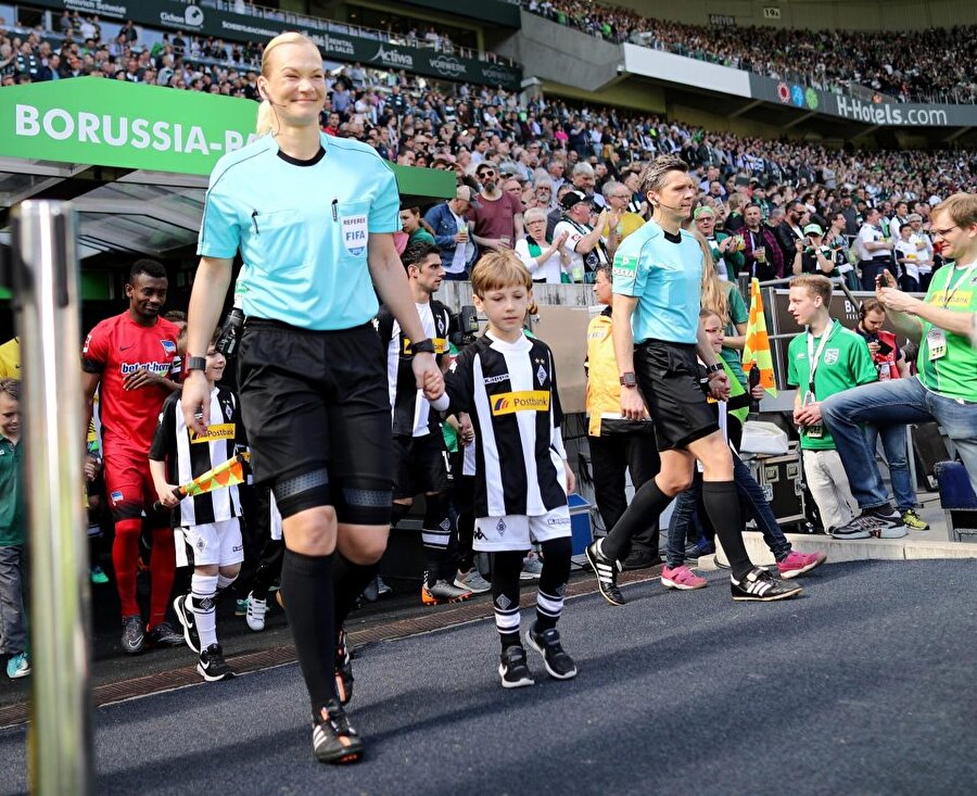 Kadın hakeme büyük saygısızlık!