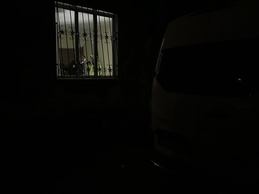 Penceresinden gelen sesi kontrol ederken silahla vuruldu