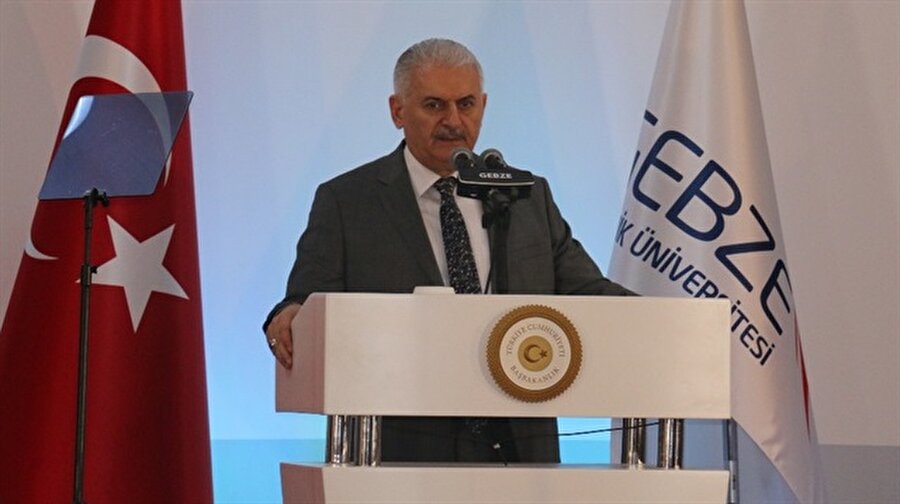 Başbakan Yıldırım: Sokak kabadayısı gibi kavga ediyorlar
Avrasya Ekonomi Zirvesi'ne katılan Başbakan Binali Yıldırım burada yaptığı açıklamada ABD-Rusya arasında yaşanan gerilime dair şu ifadeleri kullandı:
"Tweetler atarak birbirlerini tehdit ediyorlar. Kardeşim dünyanın, bölgenin geleceğini sizin karşılıklı atışmanıza milyonlarca insanın yok olmasına seyirci mi kalacak? “Benim daha iyi füzem var, öbür diyor benim daha iyi füzem var. Gönder bakalım, göndermezsen şöyle.” Sokak kavgası, sokak kabadayıları gibi kavga ediyorlar"