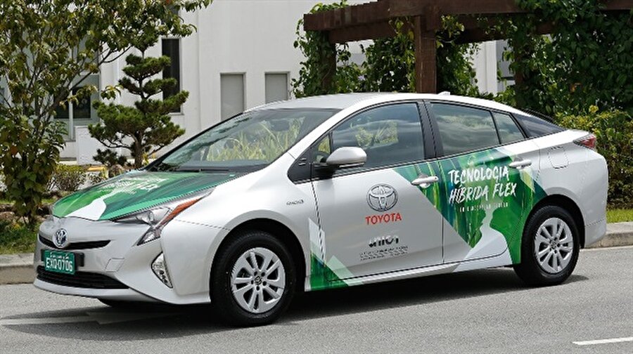 Toyota şeker kamışından üretilen alternatif yakıt üretti
Toyota, dünyanın ilk alternatif yakıt özellikli hibrit aracının prototipini tanıttı. Hybrid FFV (flexible-fuel vehicle/esnek yakıt hibrit) olarak adlandırılan prototipte, araç sahibinin tercihine göre benzin veya şeker kamışından üretilen etanol kullanılabiliyor.