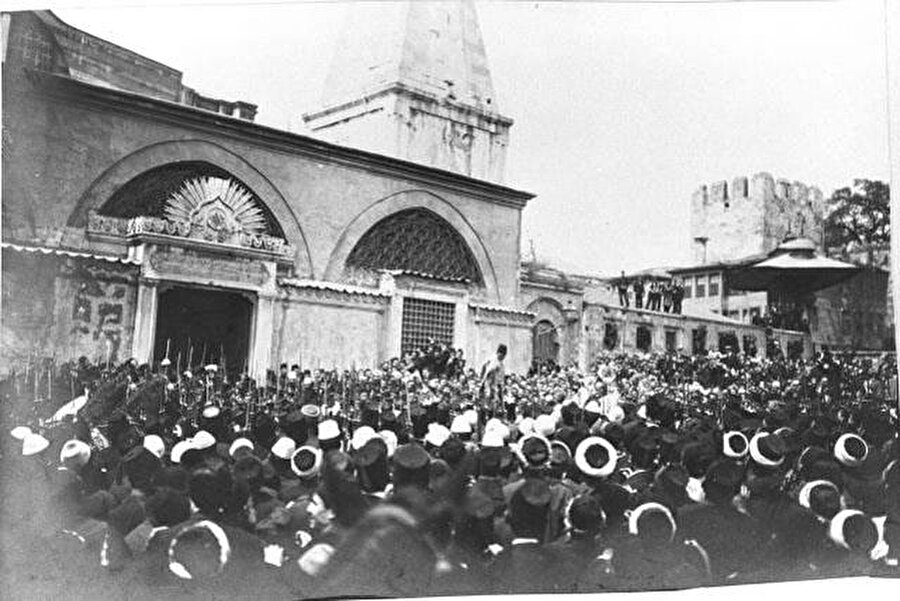 Amacına ulaşamayan askeri darbe
Türk siyasi tarihine irtica kavramının, bu olay ile birlikte girdiği kabul edilmektedir. Ancak kimi araştırmacılar olayı bir irtica ayaklanmasından ziyade amacına ulaşamayan bir askeri darbe girişimi olarak değerlendirmektedir.