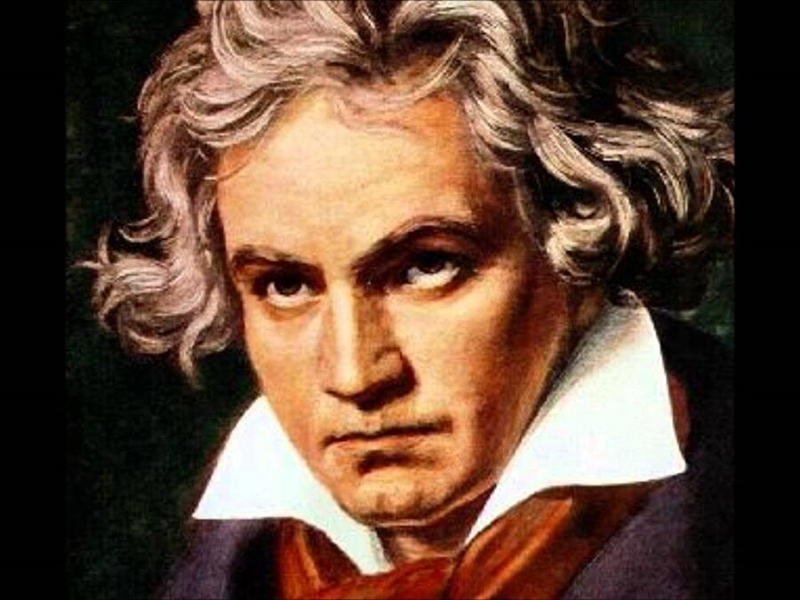 Viyana Kariyeri

                                    
                                    1792 yılında Viyana’ya giden Beethoven klasik müziğin ünlü bestecisi Joseph Haydn’ın yanında çalışmaya başladı. Joseph Haydn kısa sürede Beethoven’ın üstün yeteneğini fark etti ve her konuda ona destek oldu. Beethoven, başlarda besteci olarak değil piyanist olarak adını duyurdu. Daha sonra yaptığı bestelerle klasik müziğin 19. yüzyılın sonuna kadar yaşayan tüm müzisyenleri etkiledi.
Beethoven’ın dokuz senfonisi, beş piyano konçertosu, bir keman konçertosu, bir piyano, keman ve çello için üçlü konçerto, otuz iki piyano sonatı ve birçok oda müziği eseri bulunmaktadır. Sadece bir opera, Fidelio, bestelemiştir. İlk senfonisini 1800 yılında yapmıştır. 3. senfonisini, Eroica olarak da bilinir, Napolyon’a Avrupa’ya demokrasi getirdiği için adamıştır. Ancak daha sonra Napolyon kendini İmparator ilan ettiğinde bu adamayı geri almıştır. 9. senfoni ise en çok bilinen ve bugün Avrupa Birliği marşı da olan en çarpıcı senfonisidir.
Beethoven çok titiz çalışan bir müzisyendi. Müziği, ifade gücü ve teknik olarak çok üst seviyedeydi. Beethoven, Haydn ve Mozart’tan devraldığı prensipleri geliştirdi, daha uzun besteler yazdı ve daha tutkulu, dramatik eserler oluşturdu. Özellikle Op. 109 piyano sonatıyla Klasik müziğin Romantik Dönemi'ni başlatmıştır.
Yaşamı boyunca sağlık problemleri çeken Beethoven 1801’de işitme problemleri yaşamaya başlamış ve 1817’de tamamen sağır olmuştur. Bu dönemden sonra sağırlığı müzik yaşamını hiçbir şekilde etkilememiştir. 9. senfoniyi sağırlık döneminde bestelemiştir.
1827 yılında 56 yaşındayken dünyaca tanınan bir besteci olarak siroz hastalığı nedeniyle vefat etmiştir ve cenazesine otuz bine yakın insan katılmıştır.
                                
                                