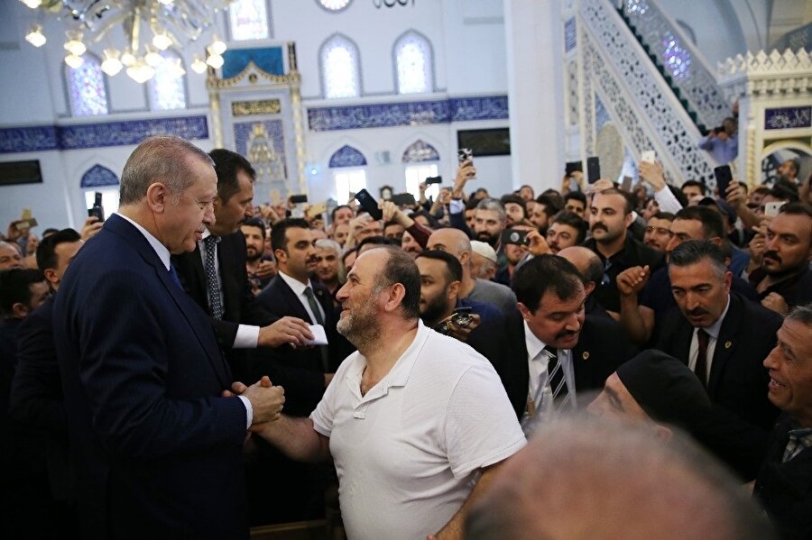 Cumhurbaşkanı Erdoğan, Trump ve Putin'le neler konuştuğunu açıkladı
Cumhurbaşkanı Erdoğan, Rusya ve ABD liderleriyle yaptığı görüşmelere ilişkin konuştu.Erdoğan'ın açıklamalarından satır başları şöyle: ''Suriye'deki gelişmeleri ele aldık. Suriye'de bir an önce barışın temini noktasında neler yapılabilir? Bunları görüşme fırsatımız oldu. Tabi bunları ele alırken görüşürken üzerinde ısrarla durduğumuz konu, bölgedeki şu suların ısınmasının doğru olmayacağını ve barışın tesisiyle birlikte bölgede özellikle yaşanan bu trajedinin sona ermesi noktasında taleplerimiz oldu. Son dönemde Doğu Guta'daki gelişmeler ardından Duma'daki gelişmeler bunlar can yakıcıydı. Bunların bende video çekimleri vardı. Bu video çekimlerini Sayın Putin'in göndermiş olduğu özel temsilcisi ile de görüştüm onlara da bunları verdim. Sayın Trump ile de bu konuyu etraflıca ele aldık. Kendilerine ifadem kimyasal silahların kullanılması noktasında sürece dair koalisyon güçlerinin tutumunun olumlu olduğunu söyledim. Bütün bunlar karşısında biz başta Amerika olmak üzere Rusya ve tüm koalisyon güçlerinin burada hassasiyetini istedik, istiyoruz ve şu andaki son gelişmeler sanki biraz havanın yumuşaması gibi bir durum söz konusu. Görüşmelerimiz devam ediyor, devam edecek."