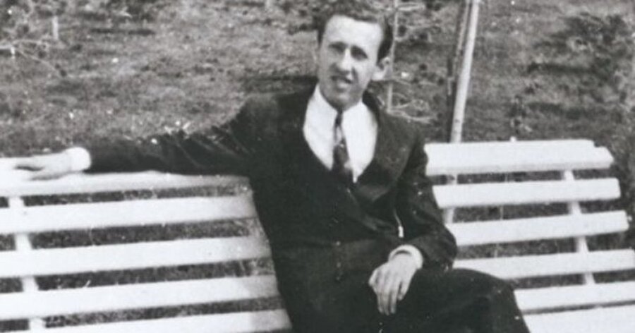 İş hayatına başladı, askere alındı...
PTT Genel Müdürlüğü'nde çalışırken askere alınan Kanık'ın Yedek subaylığı, Bolayır'da geçti. Kanık, ardından Milli Eğitim Bakanlığı Tercüme Bürosu'na çevirmen olarak girdi. İki yıl sonra ayrılarak, 28 sayı yayımlanan Yaprak dergisini çıkardı. 