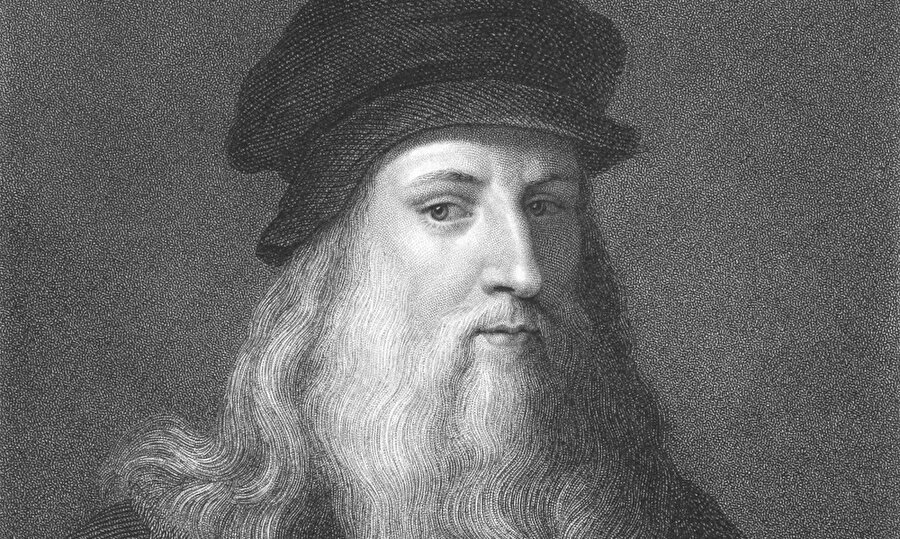 Peki ya Leonardo da Vinci tam olarak kimdi?
Tam adıyla Leonardo di ser Piero da Vinci, 15 Nisan 1452 tarihinde dünyaya gelmişti. İtalyan kökenli olan sanatçı dönemin en ünlü hezarfenlerinden biriydi. Bu sıfatı almasına sebep olan ise; ressam, matematikçi, astronom, bilim insanı ve mimar olmak gibi birden fazla özelliğe sahip olmasıydı. Dünyanın gelmiş geçmiş en büyük dehası olarak kabul edieln Leonardo’nun annesi Caterina, babası Piero’ya ait bir köleydi. Bu bilginin tam olarak doğruluğu kanıtlanmasa da, ünlü sanatçının hayatı hakkında bilinen detaylar arasında yer aldığını söylemek mümkün. Hayata ve insanlara karşı son derece saygılı biri olduğu da hakkında bilinen değerlerden biri.