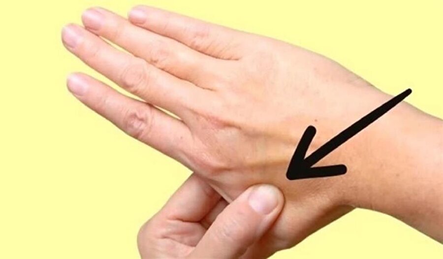 İlk deneyebileceğiniz yöntem: Sağ elinizin işaret ve başparmağı arasındaki yumuşak dokuyu sol elinizin baş ve işaret parmağı ile sıkıştırın. Bunu 1 dakika boyunca yapın. Canınız acısa dahi ağrınız dinecektir.

