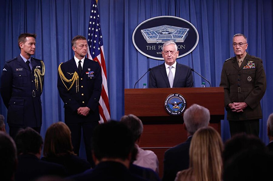 ABD Savunma Bakanı Jim Mattis ve ABD Genelkurmay Başkanı Orgeneral Joseph Dunford, Pentagon'da düzenlenen basın toplantısında ABD, İngiltere ve Fransa'nın Esed rejimine karşı düzenlediği operasyon hakkında bilgi verdİ.