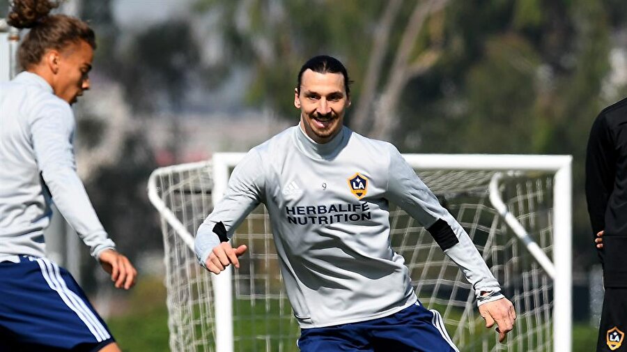 Zlatan İbrahimovic yine yaptı yapacağını!