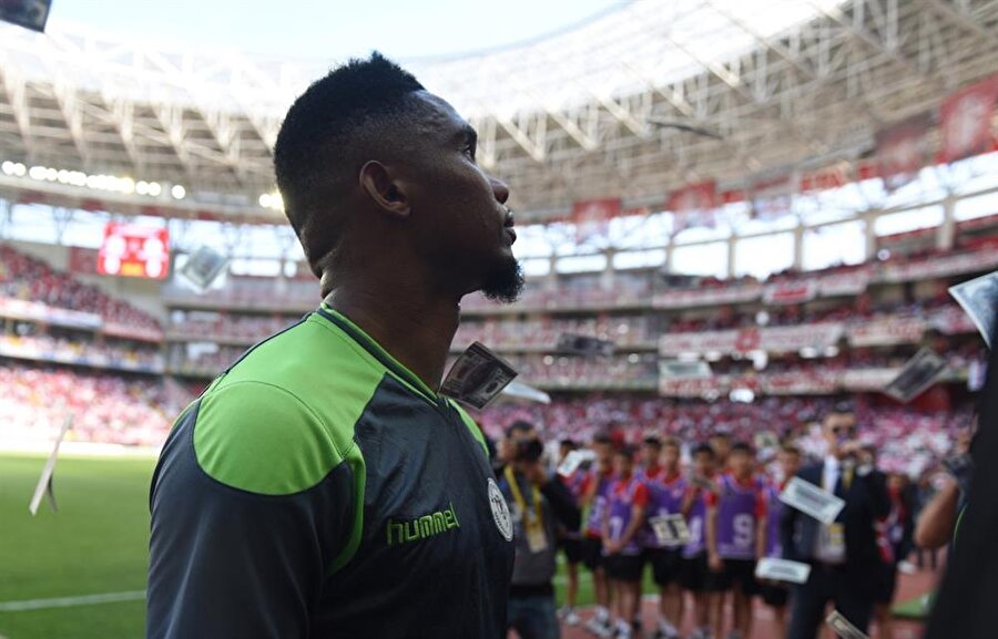 Samuel Eto'o, kendisini dolarla protesto eden tribünlere böyle baktı.