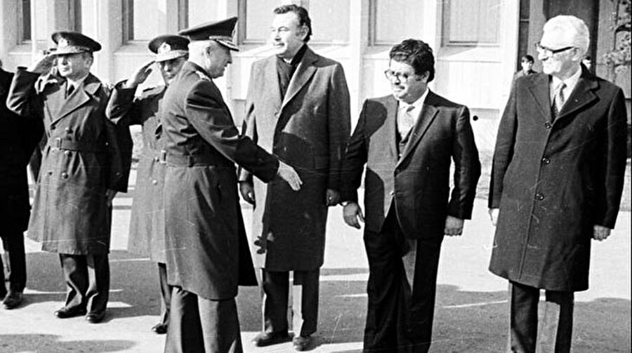 
                                    Turgut Özal 1971–1973 yıllarında ise Dünya Bankası’nda danışman olarak görev yaptı. Türkiye’ye döndükten sonra çeşitli sınaî kuruluşlarında çalıştı ve 1979 yılı sonlarına doğru Başbakanlık Müsteşarı olarak atandı. Aynı dönemde Devlet Planlama Teşkilatı Müsteşarlığı görevini de vekâleten yürüttü.
                                