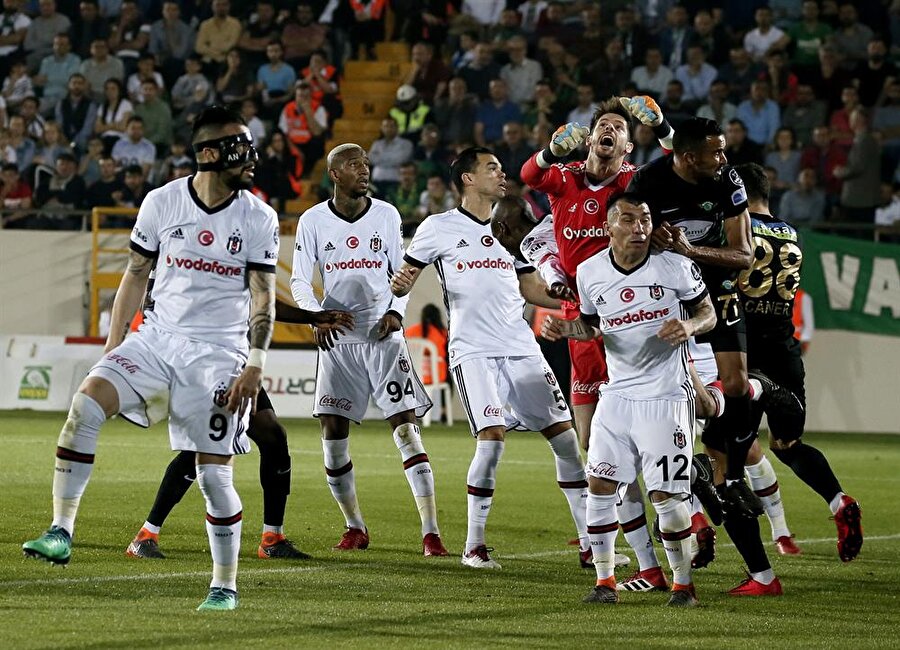 Beşiktaş'ın kalan maçları
30. hafta / 22 Nisan Pazar19.00 Beşiktaş-Evkur Yeni Malatyaspor
31. hafta / 29 Mayıs Pazar19.00 Galatasaray-Beşiktaş
32. hafta / 6 Mayıs Pazar Beşiktaş-Kayserispor33.hafta /13 Mayıs Pazar
Osmanlıspor-Beşiktaş34. hafta / 20 Mayıs Pazar
Beşiktaş-Demir Grup Sivasspor