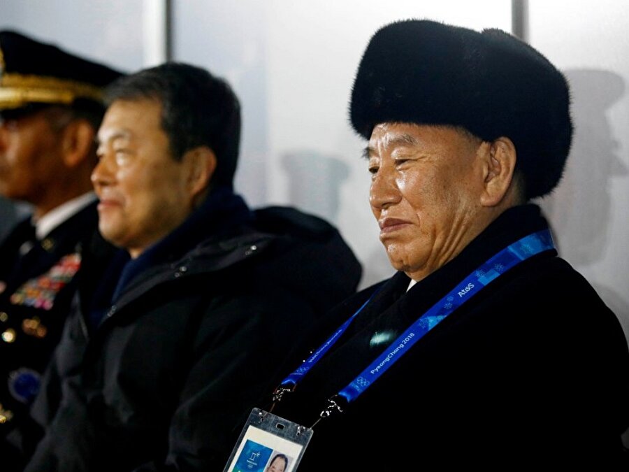  Kuzey Kore daha sonra, ülkenin iktidardaki İşçi Partisi Merkez Komitesi başkan yardımcısı ve ülkenin eski istihbarat şefi olan Kim Yong Chol'u Kış Olimpiyatları'nda Kapanış Töreni için Güney Kore'ye gönderdi. İşte burada Yong Chol tarihi bir adım attı. İki Kore arası ilişkilerden sorumlu olan General Kim Yong Chol’un ziyareti sonrası Kuzey Kore heyeti ABD ile görüşmeye açık olduğunun sinyalini vermişti

                                    
                                