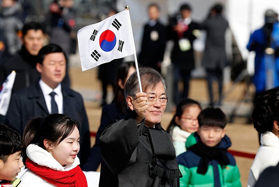 Güney Kore devlet başkanı Moon, bu daveti “ yarımadada gelecekte barışa ulaşmaya katkıda bulunacak tarihi bir kilometre taşı” olarak nitelendirdi. 

                                    
                                