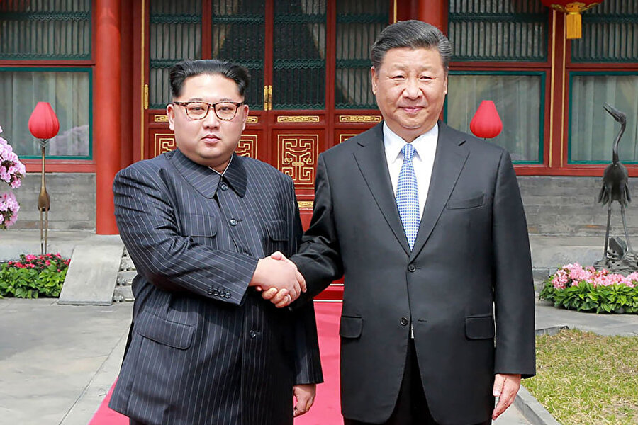 27 Mart’ta Çin, Kim’in Çin cumhurbaşkanı Xi Jinping ile görüşmek üzere Pekin’e bir gezi yaptı. Kim, 2011 yılında iktidara geldiğinden beri ilk kez bir dünya lideriyle tanıştı.

                                    
                                