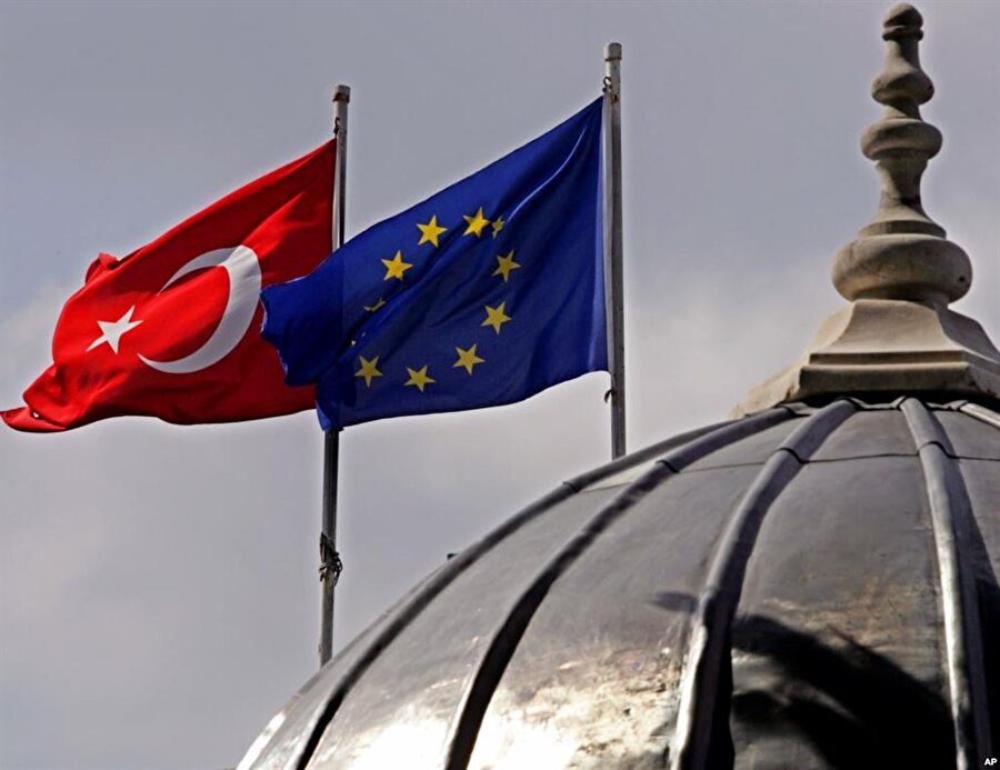 AB'nin Türkiye Raporu'nda FETÖ ilk kez terör örgütü olarak tanımlandı
Avrupa Birliği Komisyonu tarafından Türkiye'nin İlerleme Raporu açıklandı. AB Komisyonu raporunda FETÖ ilk kez terör örgütü olarak tanımlandı.
