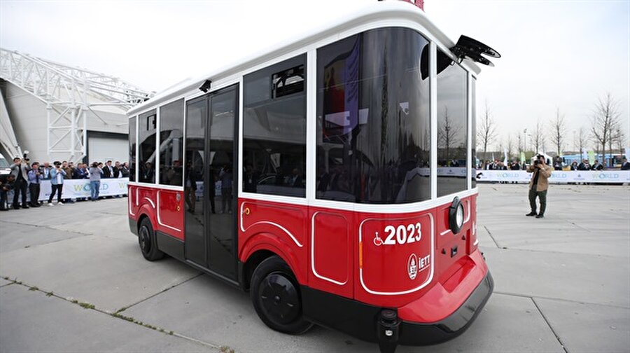 İBB tarafından üretilen sürücüsüz elektrikli toplu taşıma aracı tanıtıldı
İstanbul Büyükşehir Belediyesi'nin (İBB) ev sahipliğinde gerçekleştirilen "Dünya Akıllı Şehirler Kongresi"nde İETT'nin geliştirdiği sürücüsüz elektrikli araç tanıtıldı.
