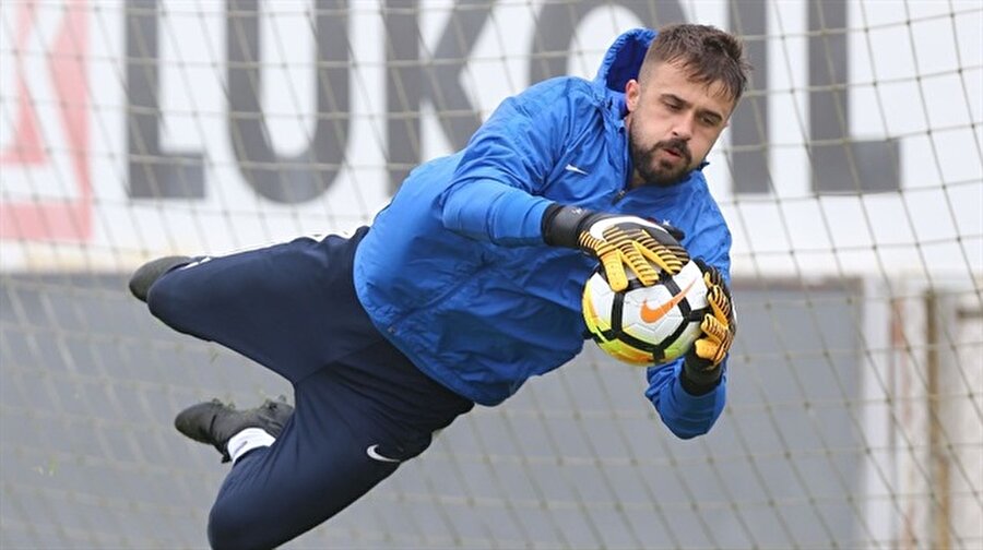 Onur Kıvrak sezonu kapattı
Trabzonspor’da Osmanlıspor karşısında alınan beraberliğin şoku atlatılmadan bir kötü haber daha geldi. Onur Kıvrak, dizindeki sakatlık nedeniyle sezonu kapattı.